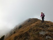 58 Salendo in Sodadura dal ripido versante sud-est tra erbe e roccette